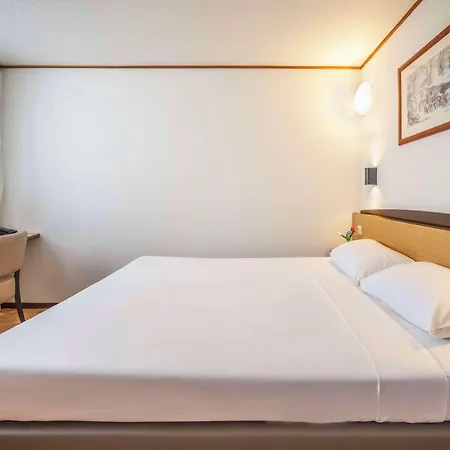 Campanile & Restaurant Hotell 3*